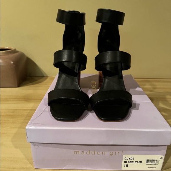 MADDEN GIRL Clyde City Sandals - Picture 7 of 13